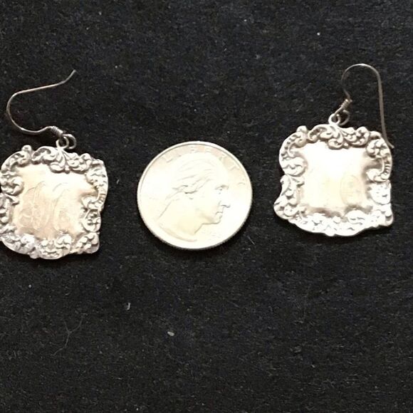 Earring Vintage Engraving of M  From estate sale - Picture 4 of 4